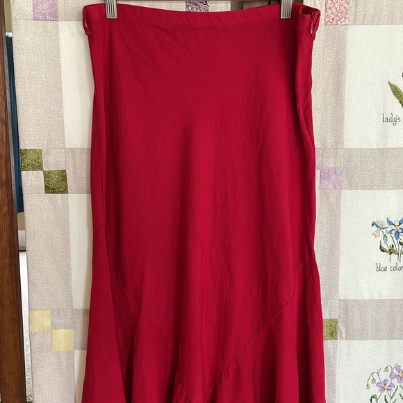 Larry Levine red linen blend asymmetrical long skirt - Picture 2 of 10